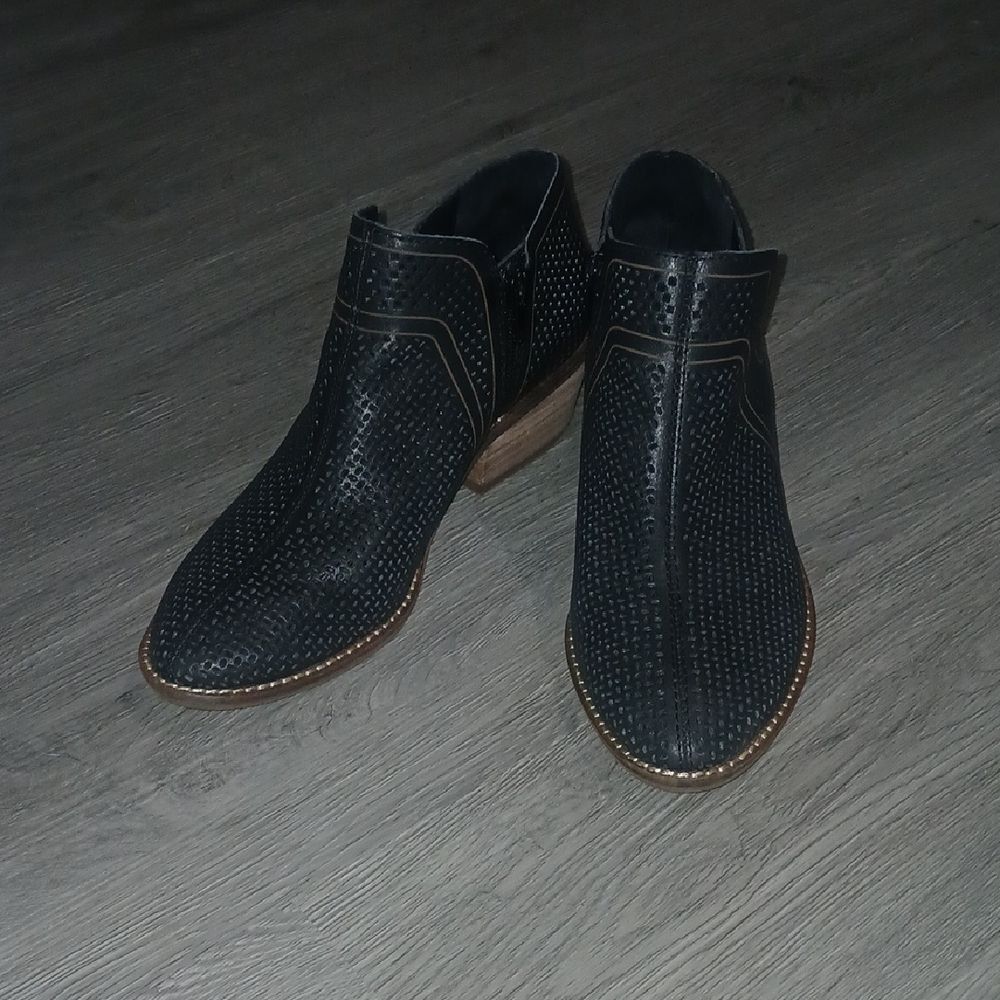 Lucky Brand Feyan Textured Black Ankle Boots Sz 7.5  EUC worn once